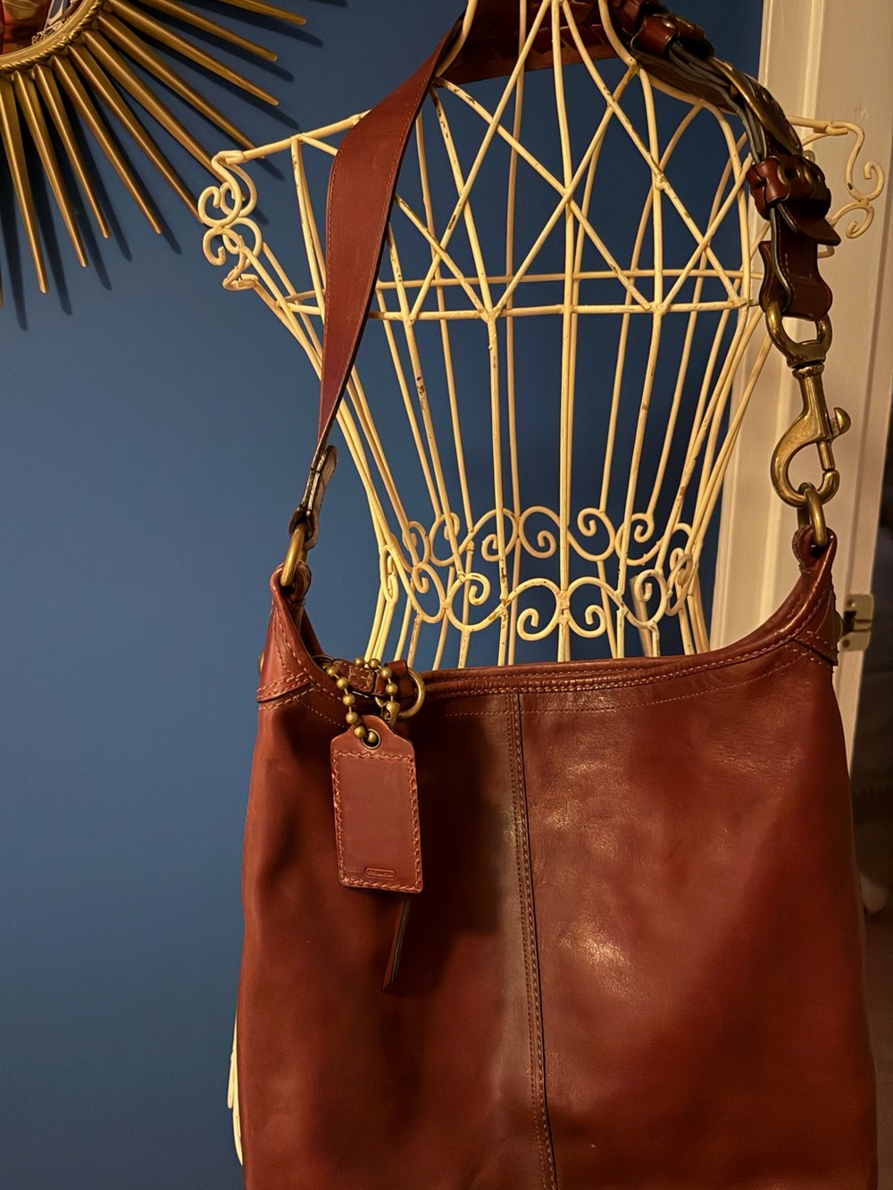 Vintage Coach bucket bag. Wine Leather Shoulder Bag with Brass Hardware - Picture 7 of 7
